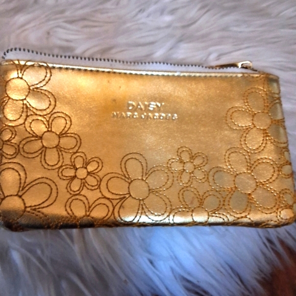 Daisy By Marc Jacobs Golden Wristlet - Picture 1 of 9